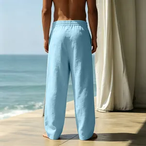 Vista posteriore di pantaloni in lino azzurro da uomo, vestibilità ampia stile resort casual