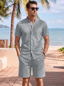 Completo estivo da uomo grigio in maglia a nido d'ape con camicia e pantaloncini