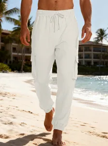 Pantaloni cargo da uomo in lino bianco con coulisse e tasche in una scena in spiaggia