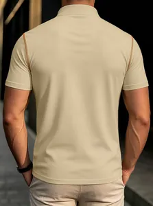 Rückansicht eines atmungsaktiven khakifarbenen schnelltrocknenden Poloshirts für Herren.