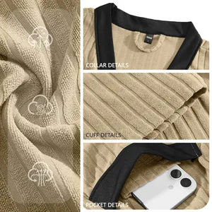 Détails d'un peignoir en jacquard doux pour hommes avec gros plan sur le col et la poche.