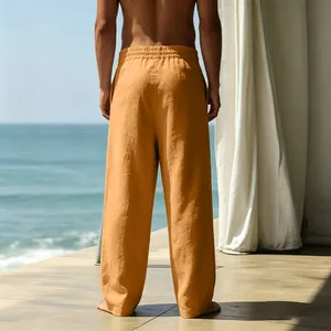 Vista posteriore di pantaloni larghi da uomo in misto lino traspirante arancione per le vacanze
