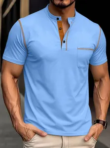 Detailansicht eines blauen Herren-Henley-Shirts mit Kontrastnähten und Tasche.