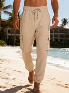 Pantaloni cargo da uomo in lino beige con coulisse e polsini elastici sulla spiaggia