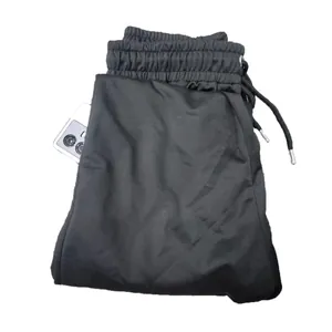 Dettaglio dei pantaloni sportivi neri da uomo con una profonda tasca laterale pratica