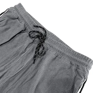 Detailaufnahme einer grauen Cord-Sporthose mit elastischem Bund und Streifen