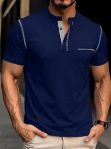 Nahaufnahme eines marineblauen Henley-Shirts mit grauem Besatz und weißen Nähten