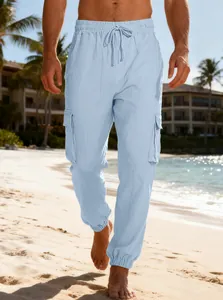 Vista dettagliata dei pantaloni cargo estivi in lino celeste da uomo con cordino
