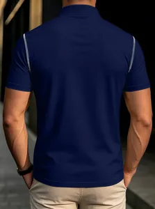 Detailansicht der Rückseite eines dunkelblauen Herren-Poloshirts mit weißen Nähten