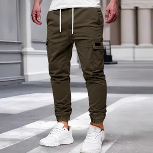 Herren Jogginghose in Olivgrün mit Kordelzug, Seitentaschen und elastischen Bündchen.