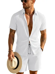 Dettaglio di un completo estivo bianco da uomo con camicia stropicciata e shorts.