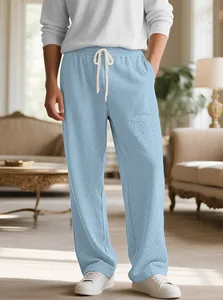 Detailansicht der hellblauen Herren-Freizeithose mit Kordelzug und stilvollem Rautenmuster.