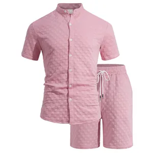 Completo estivo da uomo rosa in maglia a nido d'ape con camicia e pantaloncini casual