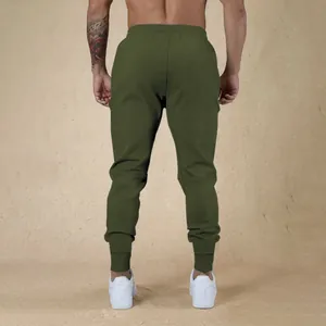 Vista posteriore dei pantaloni sportivi verde oliva da uomo muscle fit di alta qualità