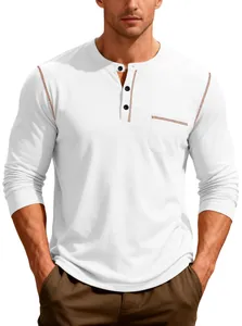 Détail d'un t-shirt Henley blanc à manches longues avec des coutures contrastées et poche