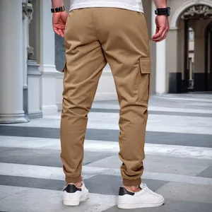 Rückansicht von khakifarbenen Herren-Cargohosen mit Bündchen und Taschen