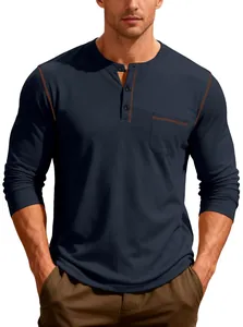 Détail du t-shirt Henley bleu marine à manches longues pour homme avec coutures orange