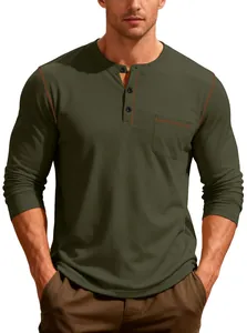Détail d'un t-shirt Henley à manches longues vert olive avec coutures contrastées
