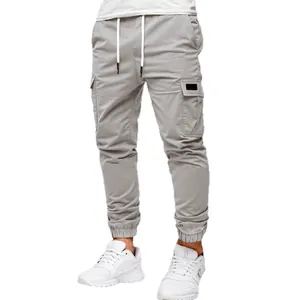 Hellgraue Cargo-Joggerhose für Herren mit Kordelzug und Taschen für Sport und Freizeit.