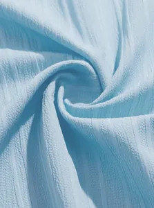 Vista macro della trama traspirante di un tessuto di camicia estiva da uomo celeste.