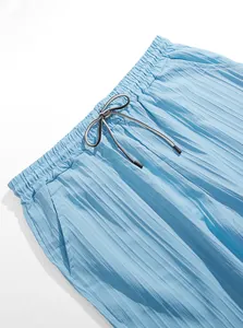 Dettaglio dei pantaloncini casual blu da uomo con vita elastica e tessuto a pieghe.