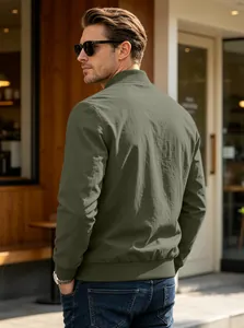 Detaillierte Rückansicht einer grünen Herren-Baumwolljacke mit gerippten Bündchen.