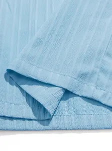 Dettaglio del tessuto seersucker blu con cuciture di alta qualità e trama definita