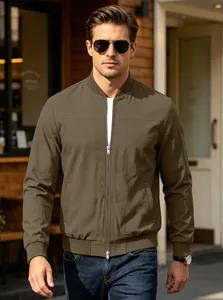 Detail einer braunen Herren-Bomberjacke mit Reißverschluss und lässigem Stehkragen