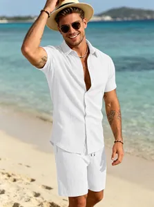 Primo piano di un completo estivo da uomo in bianco testurizzato con camicia e pantaloncini.