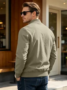 Detailansicht der Rückseite einer olivgrünen Herren-Baumwolljacke mit Reißverschluss