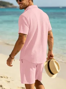 Dettaglio del set camicia e pantaloncini rosa testurizzati da uomo in riva al mare