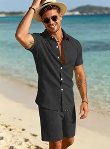 Set casual da uomo con camicia a maniche corte nera e pantaloncini coordinati in spiaggia