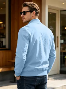Detailansicht der Rückseite einer lässigen hellblauen Baumwolljacke für Herren