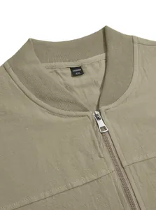 Detaillierte Nahaufnahme von Reißverschluss und geripptem Kragen einer Herrenjacke