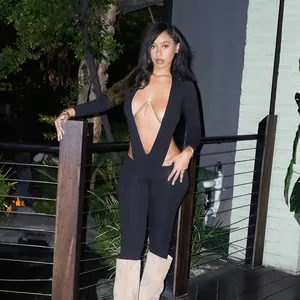 Vista detallada de un mono sexy negro de manga larga con diseño de cuello en V profundo