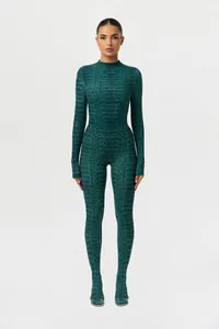 Detailansicht eines sexy grünen Jumpsuits mit Schlangenmuster und langen Ärmeln