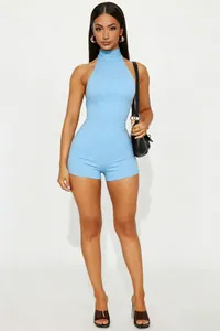 Vollansicht eines hellblauen rückenfreien Neckholder-Bodysuits an einem Model