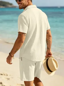 Vista posteriore di un set di camicia e pantaloncini strutturati avorio da uomo