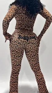 Vue arrière d'un ensemble imprimé léopard avec imprimé graphique baddie sur legging