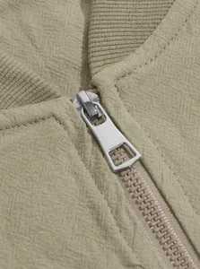 Detailaufnahme des Metallreißverschlusses und des Rippkragens an der Herren-Baumwolljacke