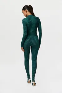 Rückansicht des grünen Jumpsuits mit Schlangenmuster, langen Ärmeln und integrierten Socken.