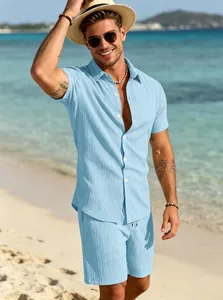 Primo piano di un modello che indossa un set estivo azzurro con camicia e pantaloni