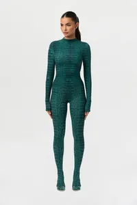Grüner eng anliegender Catsuit mit Krokodilprint und integrierten Socken am Model