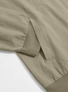 Nahaufnahme einer Baumwolljacke mit geripptem Bündchen und Taschendetail
