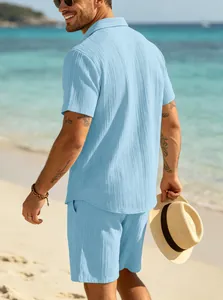 Vista posteriore di un set di camicia e pantaloncini azzurri testurizzati da uomo