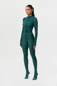 Ganzkörperansicht eines grünen Bodysuits mit Schlangenprint und langen Ärmeln.