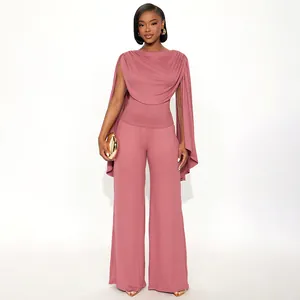 Vista intera di un elegante completo due pezzi malva con top a cappa e pantaloni larghi