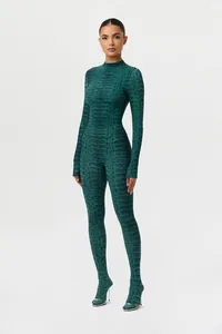 Detailaufnahme eines grünen Bodysuits mit Schlangenmuster und eng anliegender Passform