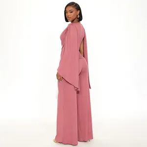 Vista posteriore di un elegante completo malva con maniche a mantella e pantaloni larghi