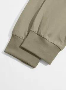 Detailansicht der gerippten Manschetten und Baumwolltextur einer Herren-Freizeitjacke